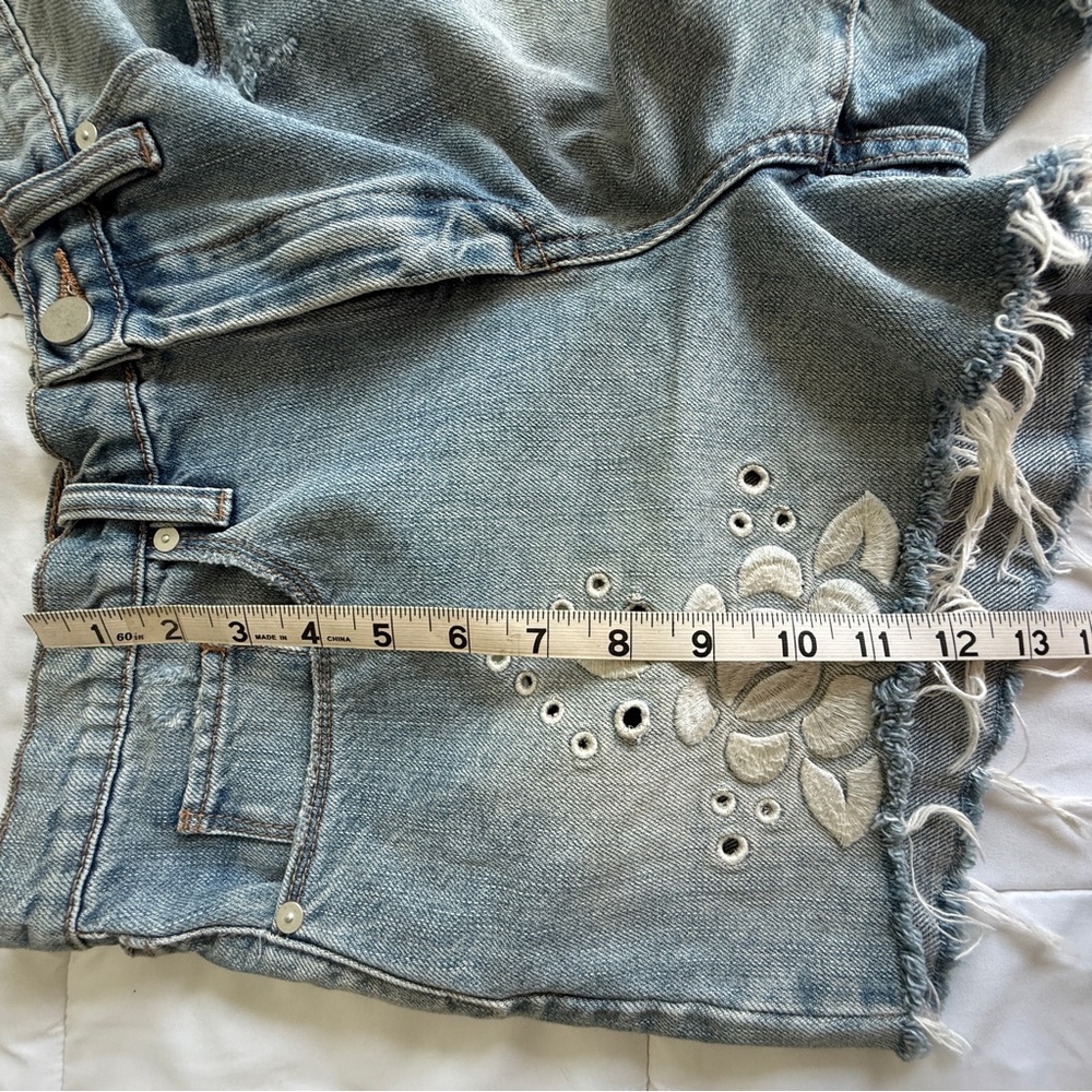 Chelsea & Violet Floral Eyelet Denim Cutoff Shorts Size 29 - Picture 9 of 9